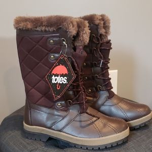 Women tote boots size 8, color brown